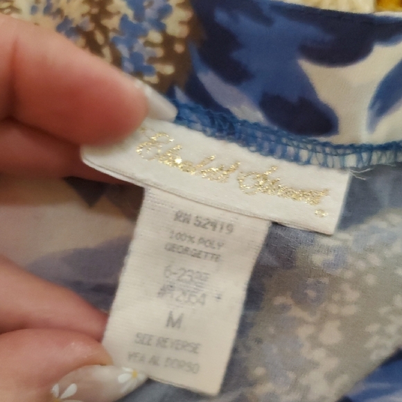 Floral Sleeveless Button-Up Blouse - Picture 2 of 8